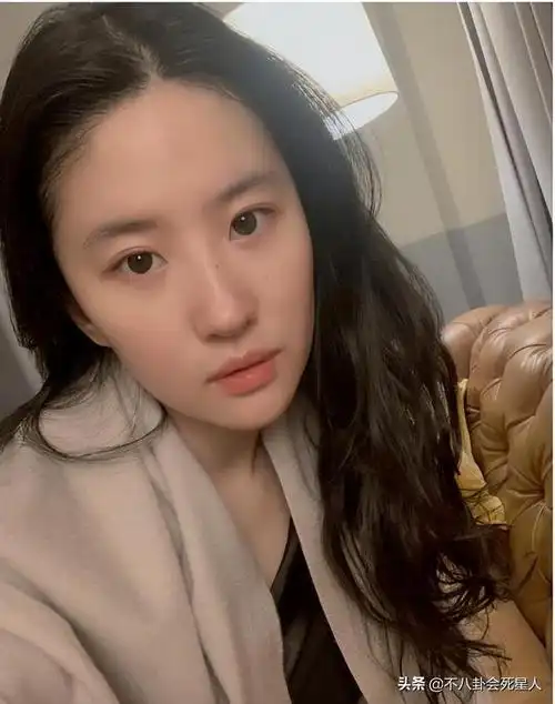 黑眼圈,眼袋,痘痘,去掉美颜滤镜的素颜,绝美女星回归普通人