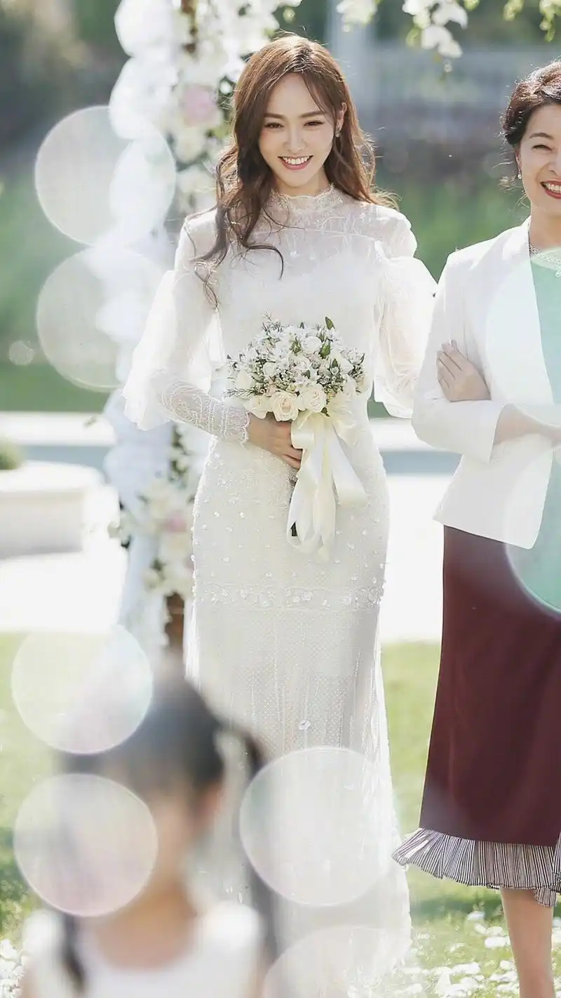 唐嫣一组婚纱剧照,手捧鲜花,笑容甜美,婚纱糖也太仙太美啦