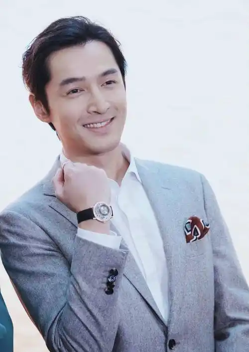 胡歌探班唐嫣上热搜,深条纹外套配胡须,胡歌越来越大叔范儿?