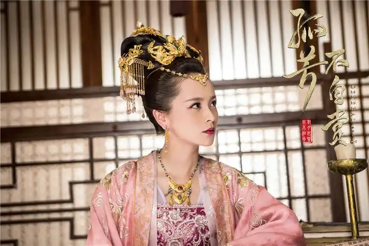 据悉,邓莎饰演的张贵妃已在《孤芳不自赏》中告一段落,其新作《左轮