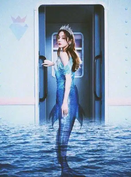 迪丽热巴深v漏美人沟蓝色亮片长裙,活泼迷人,像条美人鱼_身材_时尚