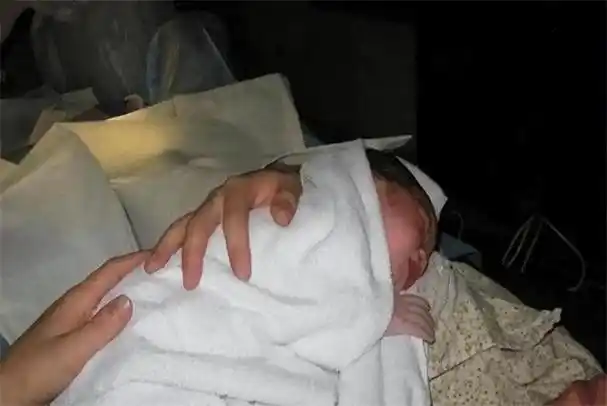 回顾10年未婚夫妻出车祸医生宣布死亡后躺在殡仪馆的女子动了