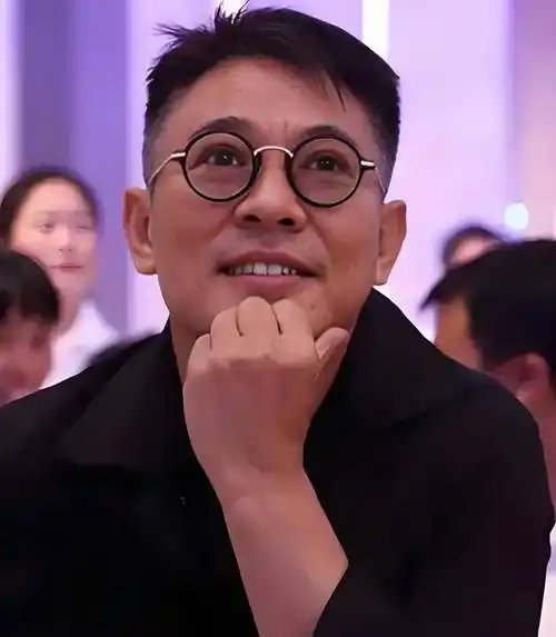 61岁李连杰罕晒近照,黑衣现身笑容灿烂,健康状态令粉丝欢喜!