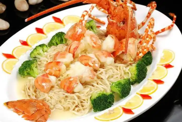 芝士焗龙虾,浓郁的芝士香味加上鲜嫩的肉质,不信你不流口水