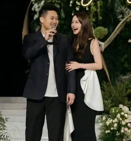 张大奕曾插足蒋凡和董花花的婚姻,被贴上了"小三"的标签,路人缘大跌.