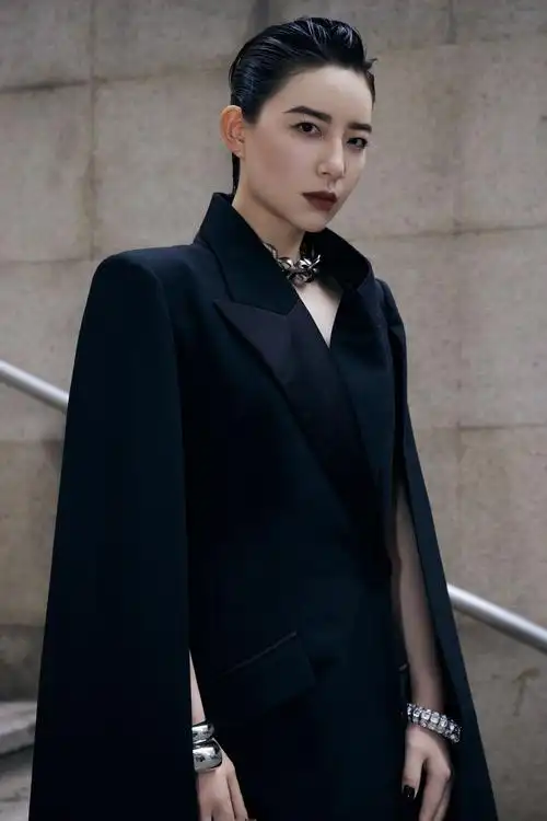 李斯丹妮身着黑色精裁斗篷感大衣参加线上看秀活动