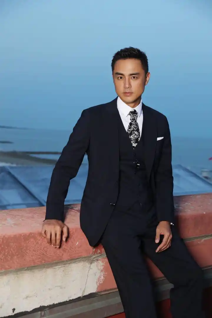 38岁的明道魅力不减当年,好身材穿衣真有型,大背头还是那么迷人