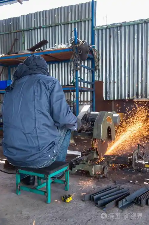车间钢的工人切割