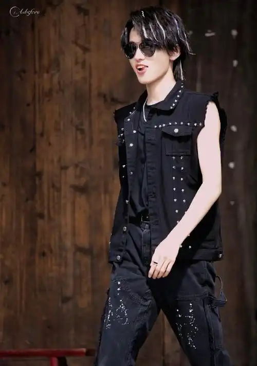 宋亚轩无袖造型