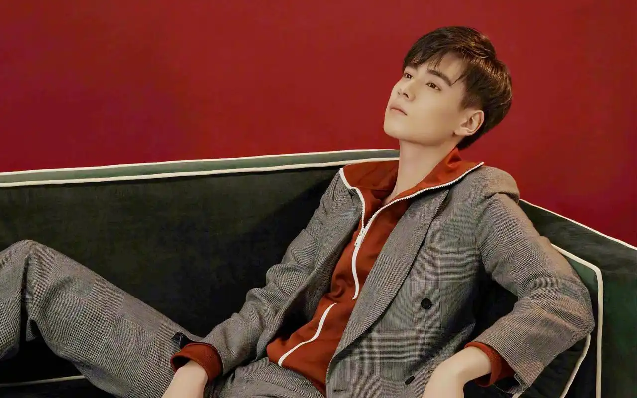 邪魅撩人胡一天壁纸_时尚撩人的胡一天