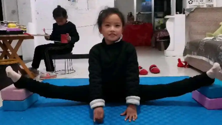 一字马#小姑娘练习舞蹈一字马,你敢挑战吗