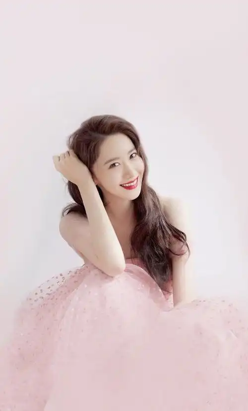 林允儿封面写真,容颜俏丽,明媚动人