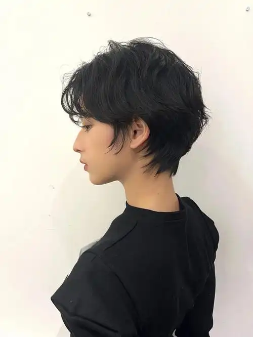 最美侧颜短发|||今天为大家推荐一款短发这是一款比较中性的女生短发