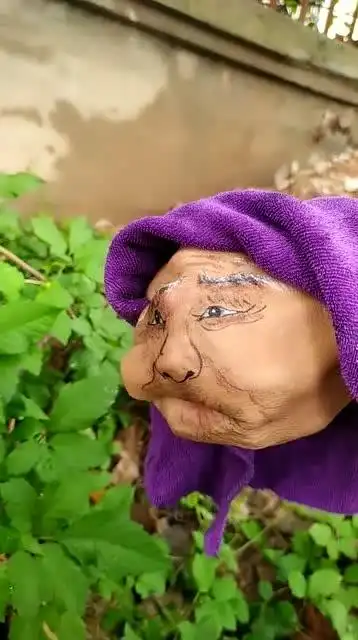 老太太牙齿都掉光了,吃东西真费劲啊!