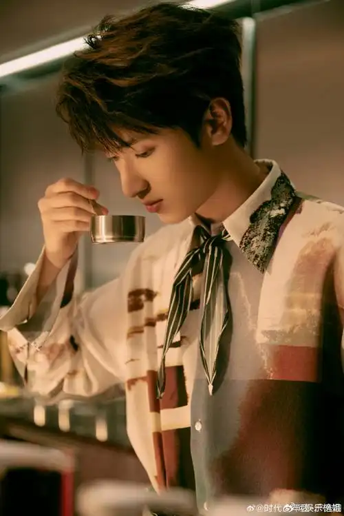 严浩翔抬眸