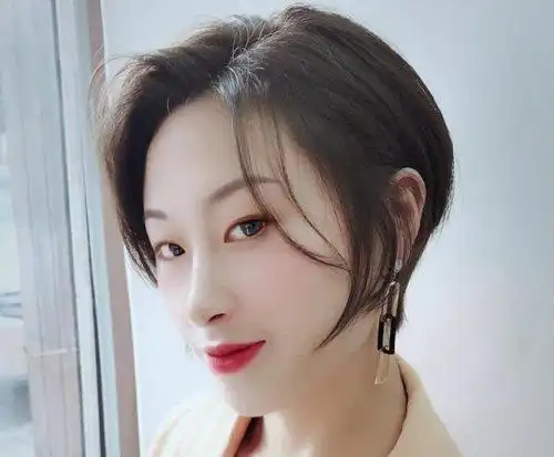 国字脸女生搞定刘海短发怎么梳都时尚中年国字脸女士适合的刘海短发