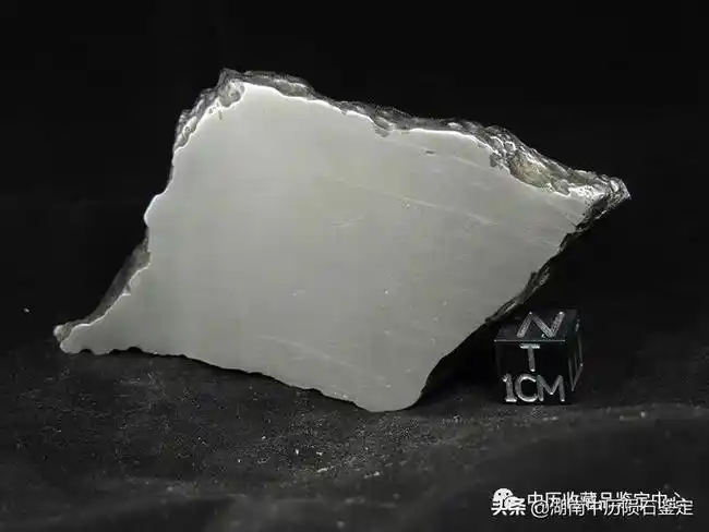 无结构铁陨石切面赏析