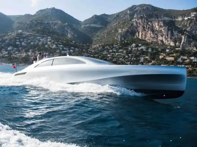 经过三年多的等待奔驰游艇终于来了