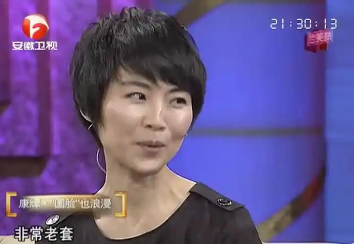 直到后来工作后,两个人通过非常老套的相亲,才开始认识彼此并相恋.