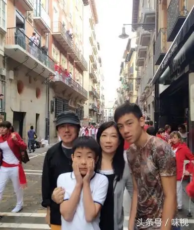 50岁张宇近照雨一直下淋湿满头白发和妻子萧十一郎