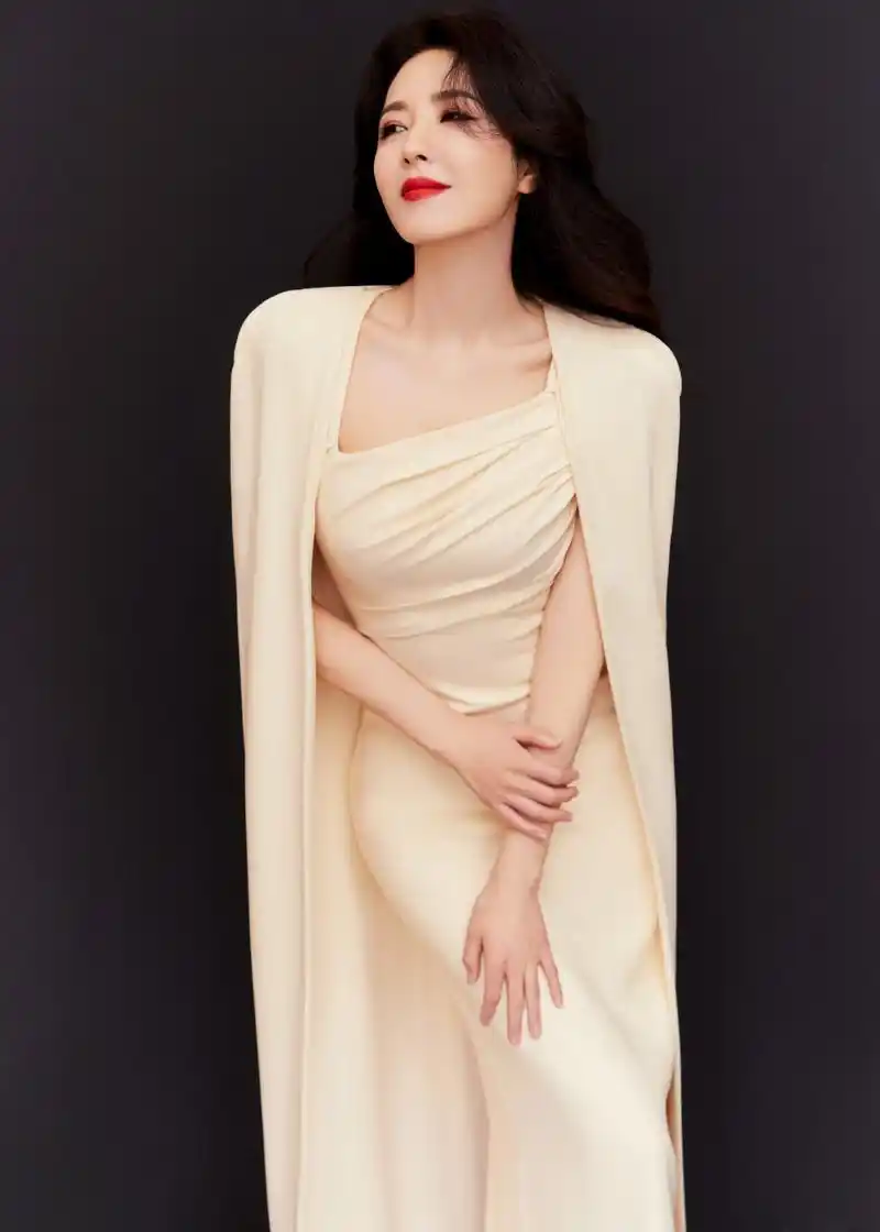 曾黎御姐范烈焰红唇妆真的很惊艳,大波浪红唇造型美艳动人!