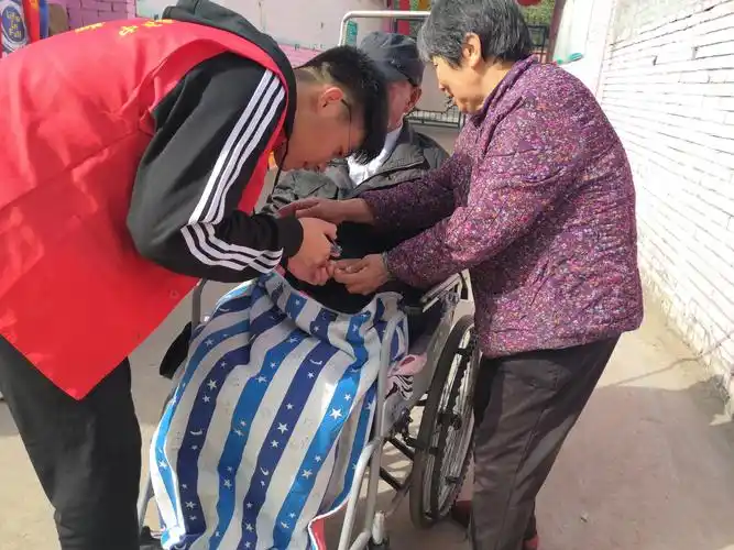 天伦共此时—洛阳市第一职业高中组织团员志愿者到敬老院看望老人