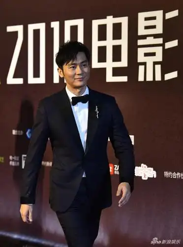 李晨西装革履帅气有型