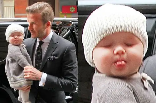 贝克汉姆女儿小七蹒跚学步 贝公主萌态百出[图集]_明星_看看新闻网