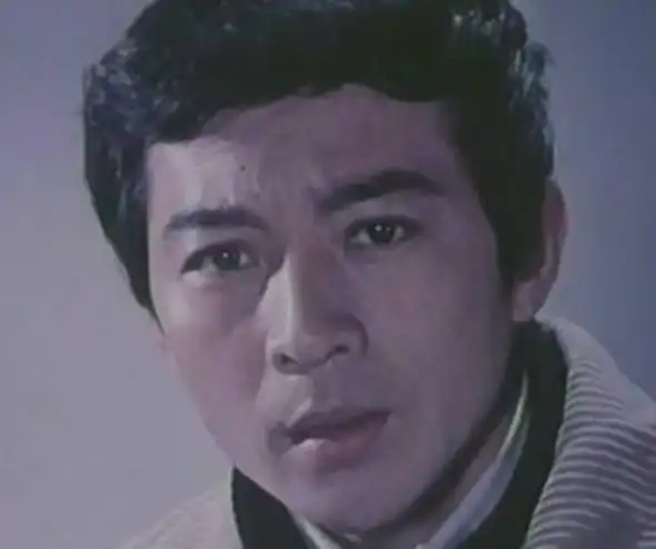 且不说潘虹是已婚状态,杨延晋那时也已经结婚,妻子是女演员洪融.