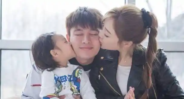 而其实贾乃亮与李小璐之间的事情,影响最大的应该就是他们的女儿甜馨