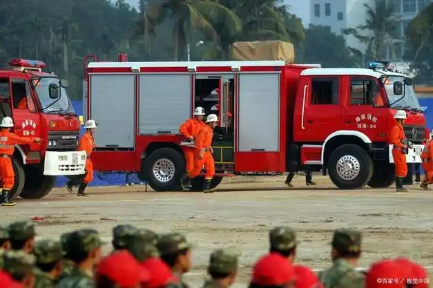 福建福州强降水,一消防车救援途中意外坠河,3人获救5人失联|消防员
