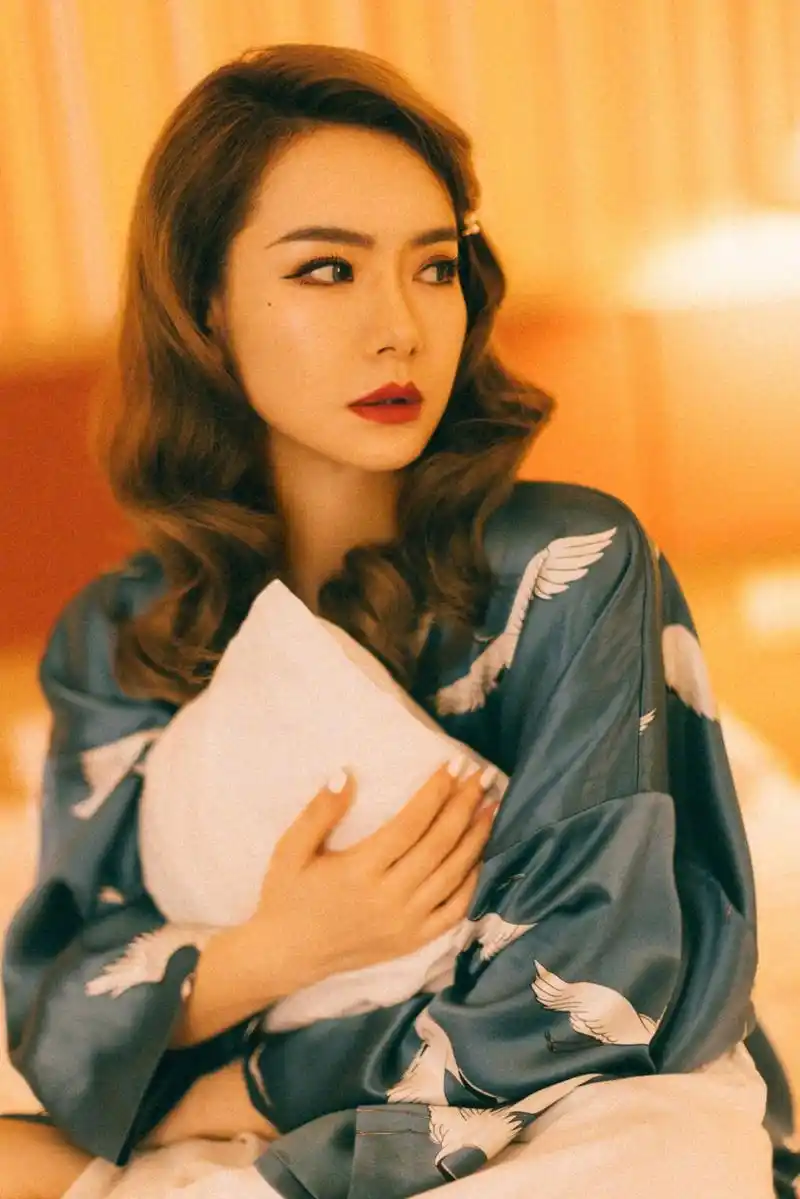 戚薇波浪卷发红唇妩媚动人写真图片89