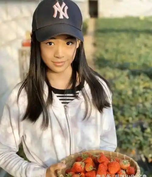 原创佟大为女儿近照曝光身形纤细双腿笔直修长长相酷似王祖贤吸睛