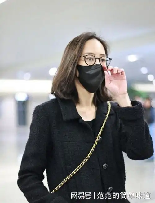 街拍张钧甯黑色软呢外套牛仔裤斜挎包框架眼镜知性优雅