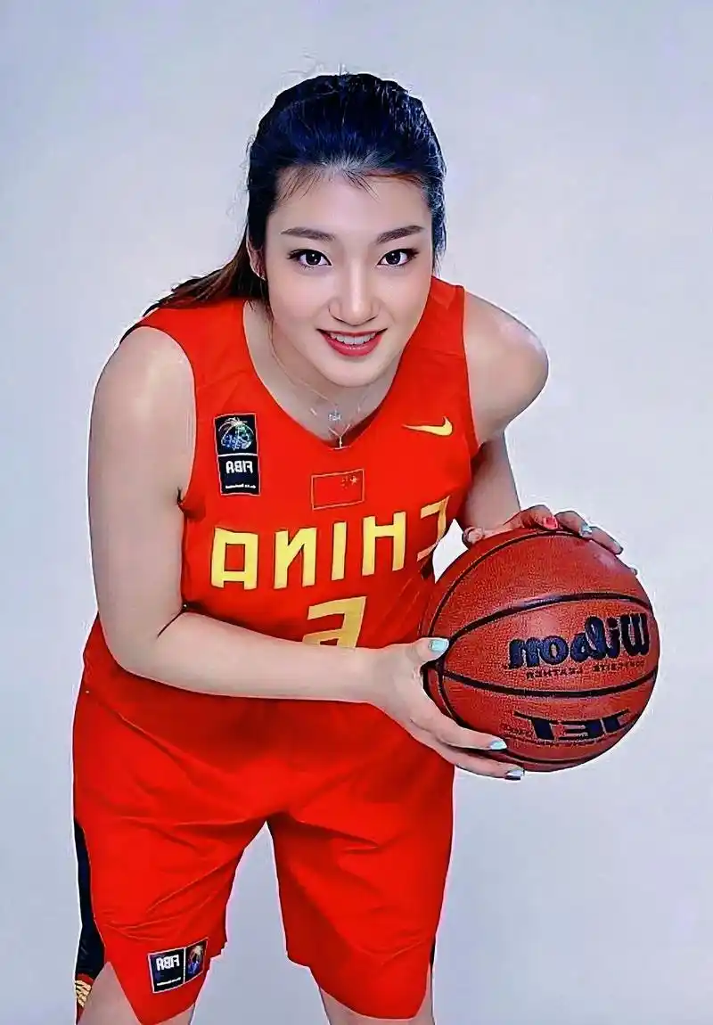 中国女篮颜值担当晒美照 她今年才25岁 球迷:真是又美又能打 - 抖音
