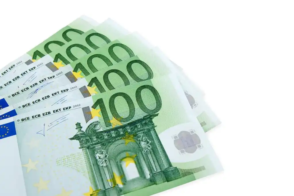 五百欧元,孤立在白色背景上的几百欧元纸币.