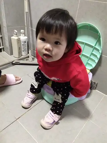 你第一次坐马桶都被妈妈拍下来了呢!