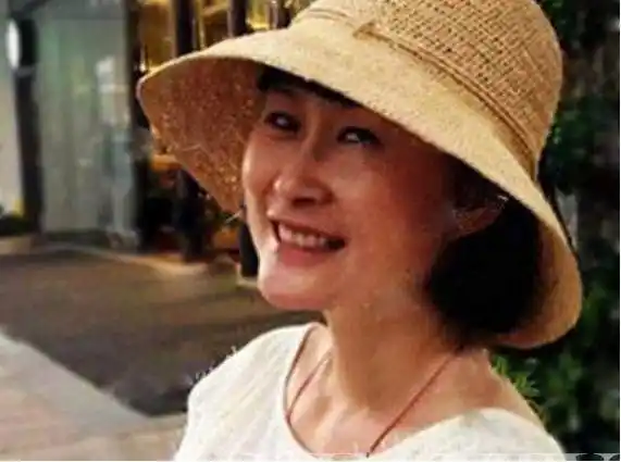 冯小刚抛弃前妻劈腿徐帆,前妻张娣近照曝光,气质不输徐帆