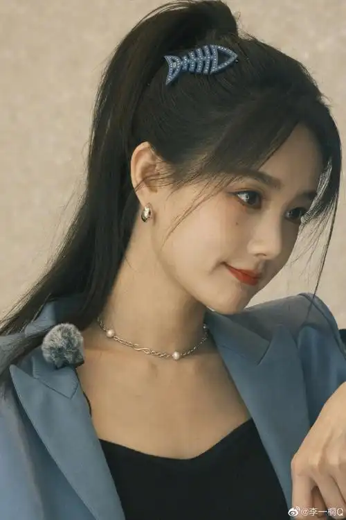 晒女子推理社造型随拍今天是蓝色系的李一桐～除了漂亮的小95发夹