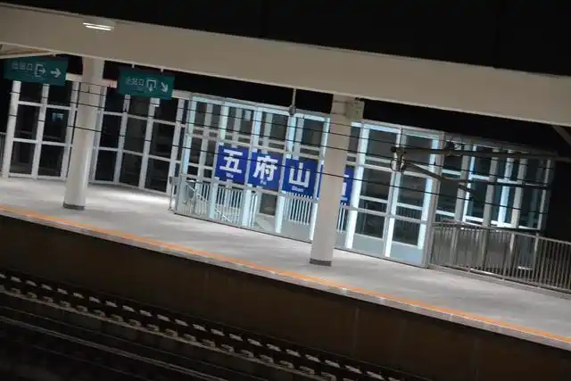 全国最小的高铁站是--------江西上饶五府山站