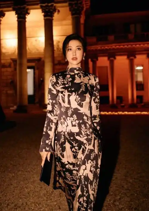 朱珠用4件衣服告诉你:世界上最美丽的财富之花是什么_风格_效果_印花