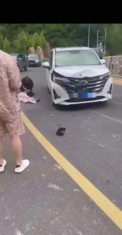 突发又一位女骑手穆漂亮出车祸当场不省人事万幸后来没事