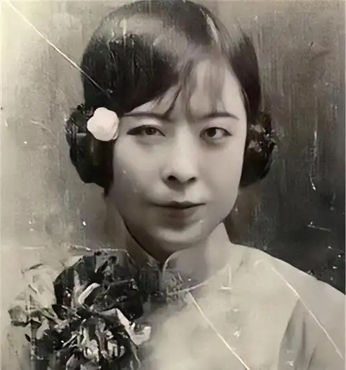 90岁张学良去给于凤至扫墓,看到她墓碑上的四个字,潸然泪下