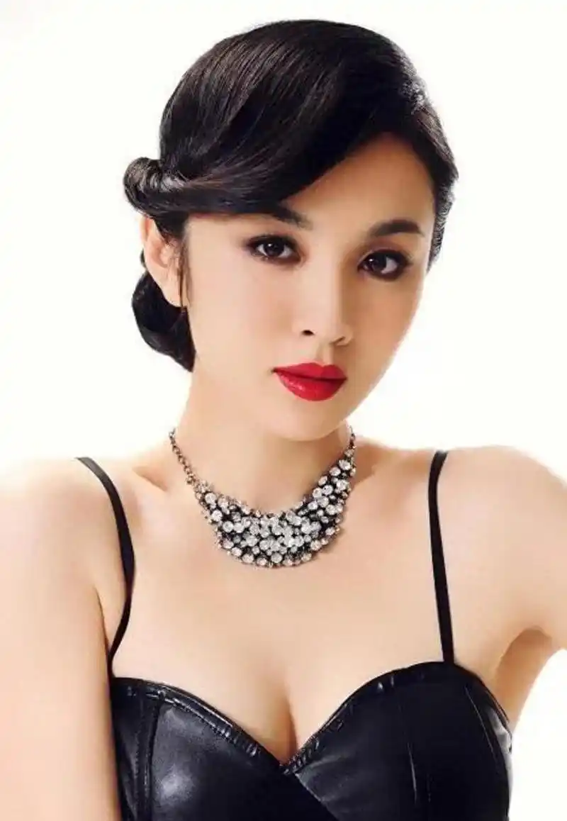 王晓晨:从普通女孩到明星 王晓晨出生于普通家庭,没有任何背景和资源