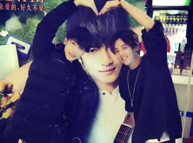 出道前期,符龙飞还当过群演,上相亲节目跟李一桐配对,虽然知道是节目