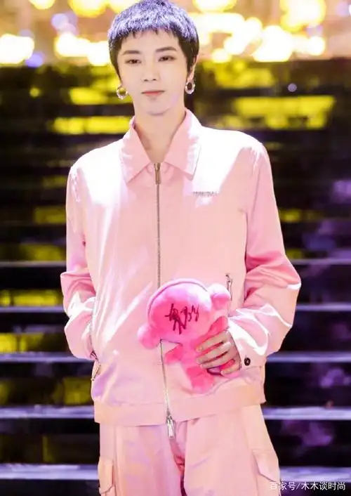 敢穿死亡芭比粉?华晨宇出席活动一身粉色,却不觉得土还挺潮!
