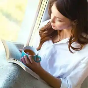 文静女生看书头像