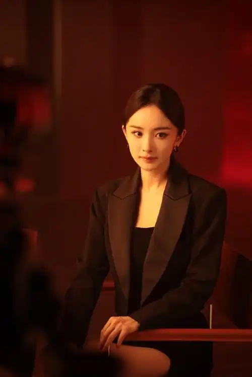 杨幂一种很a的开箱