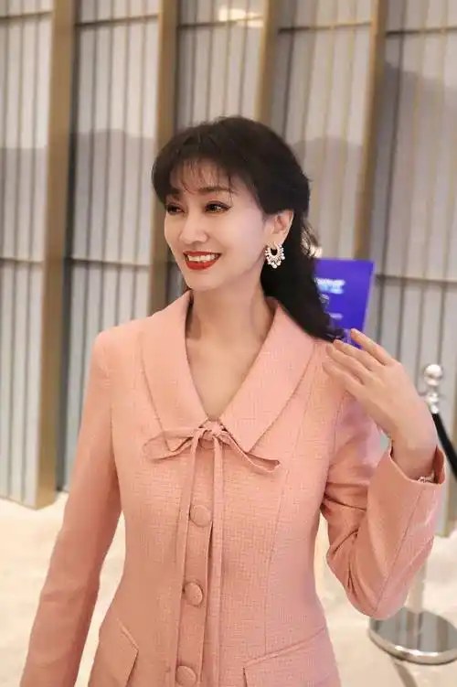 赵雅芝粉色造型大赞自信大方,气场全开惊艳全场!_气质_照片_魅力