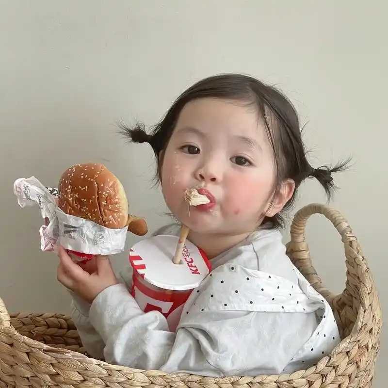 用脸吃的汉堡92应该很好吃叭～#骗你生女儿 #表情包 #头像 - 抖音